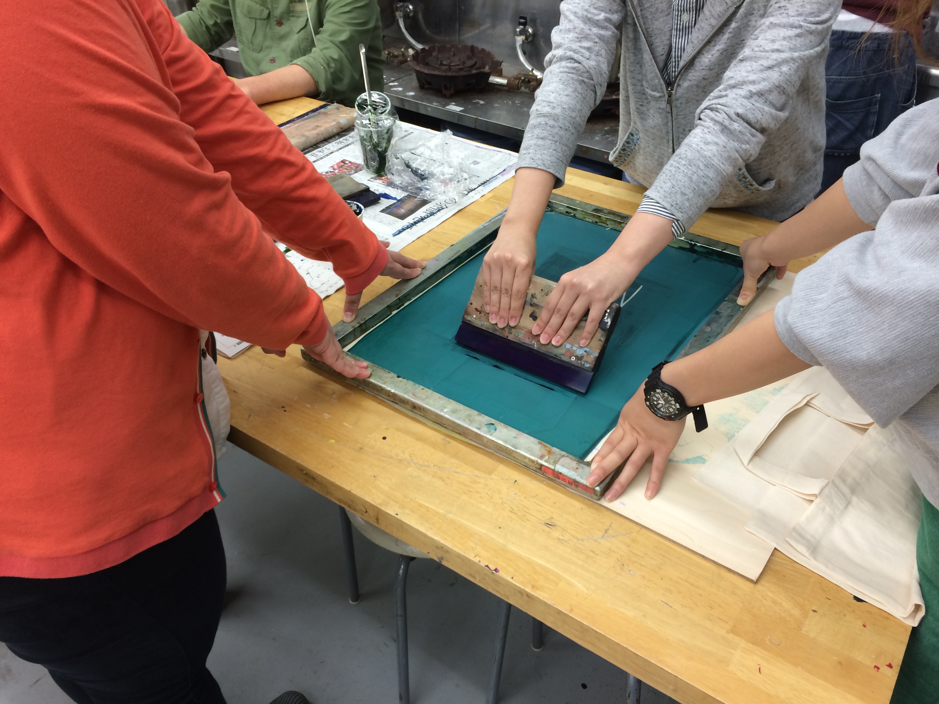 シルクスクリーン〜試し刷り！〜 | 御茶の水美術専門学校 | 産学連携